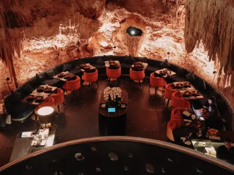 더 케이브 바이 쉐프 라이언 클리프트 앳 더 엣지 The cave by Chef Ryan Clift at The edge
