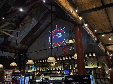 너티누리스와룽 사누르 Naughty Nuri’s Warung Sanur