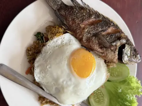 와룽 라라판 마데 Warung lalapan made