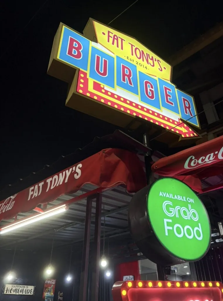 Lipstik merah terang dan gaya yang berani adalah ciri khas Fat Tony's. Restoran ini menawarkan makanan Italia autentik dengan sentuhan modern yang membuat setiap hidangan terasa istimewa. Dari pasta segar hingga daging berkualitas tinggi, setiap bahan dipilih dengan cermat. Suasana yang ramai dan penuh energi membuat pengalaman bersantap menjadi tak terlupakan. Staff yang ramah siap melayani dengan senyuman. Harga cukup terjangkau untuk kualitas yang ditawarkan. Cocok untuk makan bersama teman atau keluarga yang menghargai cita rasa Italia yang sesungguhnya. 사진 1/4