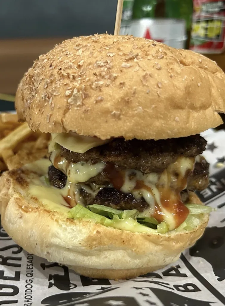 Lipstik merah terang dan gaya yang berani adalah ciri khas Fat Tony's. Restoran ini menawarkan makanan Italia autentik dengan sentuhan modern yang membuat setiap hidangan terasa istimewa. Dari pasta segar hingga daging berkualitas tinggi, setiap bahan dipilih dengan cermat. Suasana yang ramai dan penuh energi membuat pengalaman bersantap menjadi tak terlupakan. Staff yang ramah siap melayani dengan senyuman. Harga cukup terjangkau untuk kualitas yang ditawarkan. Cocok untuk makan bersama teman atau keluarga yang menghargai cita rasa Italia yang sesungguhnya. 사진 2/4