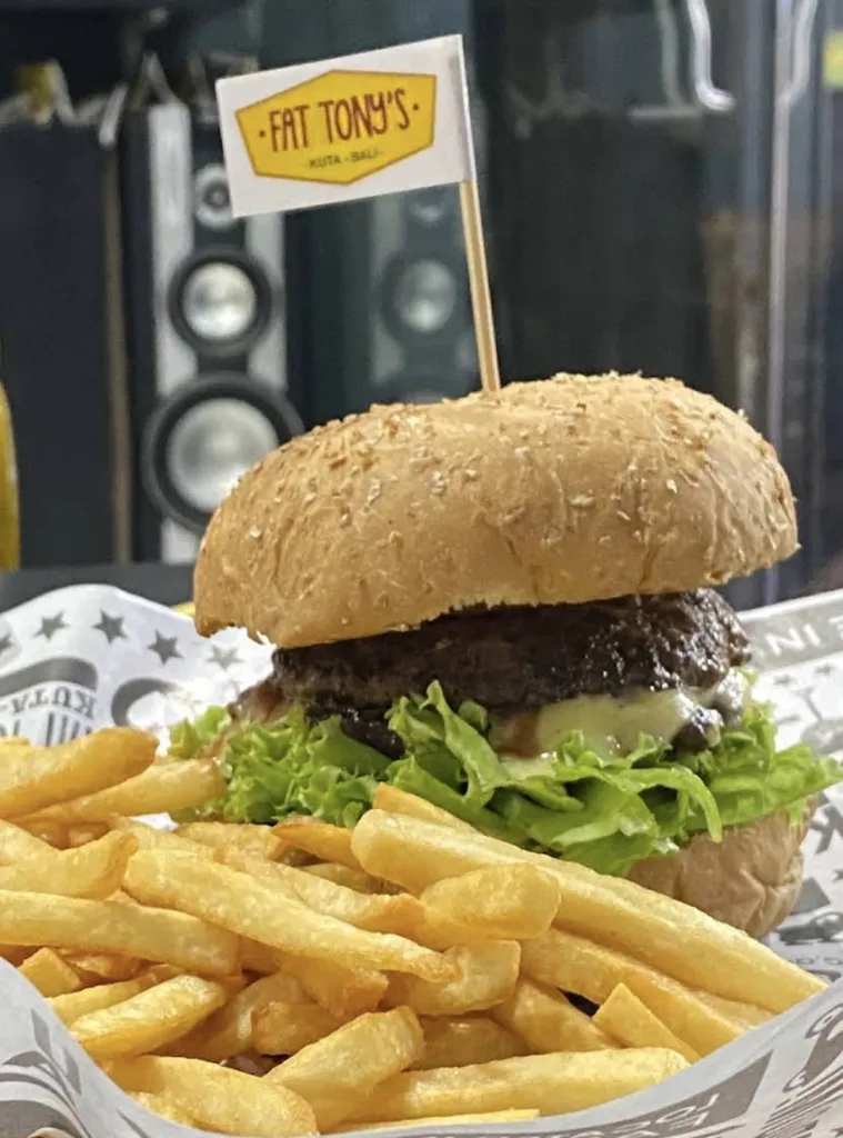 Lipstik merah terang dan gaya yang berani adalah ciri khas Fat Tony's. Restoran ini menawarkan makanan Italia autentik dengan sentuhan modern yang membuat setiap hidangan terasa istimewa. Dari pasta segar hingga daging berkualitas tinggi, setiap bahan dipilih dengan cermat. Suasana yang ramai dan penuh energi membuat pengalaman bersantap menjadi tak terlupakan. Staff yang ramah siap melayani dengan senyuman. Harga cukup terjangkau untuk kualitas yang ditawarkan. Cocok untuk makan bersama teman atau keluarga yang menghargai cita rasa Italia yang sesungguhnya. 사진 3/4
