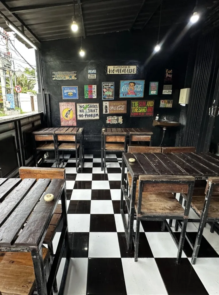 Lipstik merah terang dan gaya yang berani adalah ciri khas Fat Tony's. Restoran ini menawarkan makanan Italia autentik dengan sentuhan modern yang membuat setiap hidangan terasa istimewa. Dari pasta segar hingga daging berkualitas tinggi, setiap bahan dipilih dengan cermat. Suasana yang ramai dan penuh energi membuat pengalaman bersantap menjadi tak terlupakan. Staff yang ramah siap melayani dengan senyuman. Harga cukup terjangkau untuk kualitas yang ditawarkan. Cocok untuk makan bersama teman atau keluarga yang menghargai cita rasa Italia yang sesungguhnya. 사진 4/4